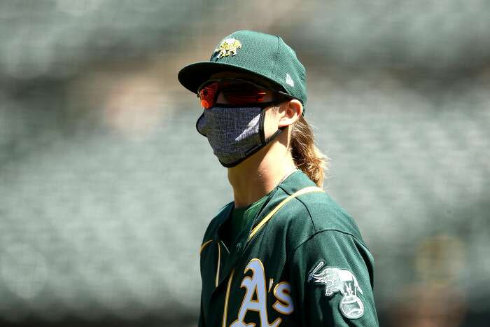 Oakland A's hot dog hawker a fan favorite