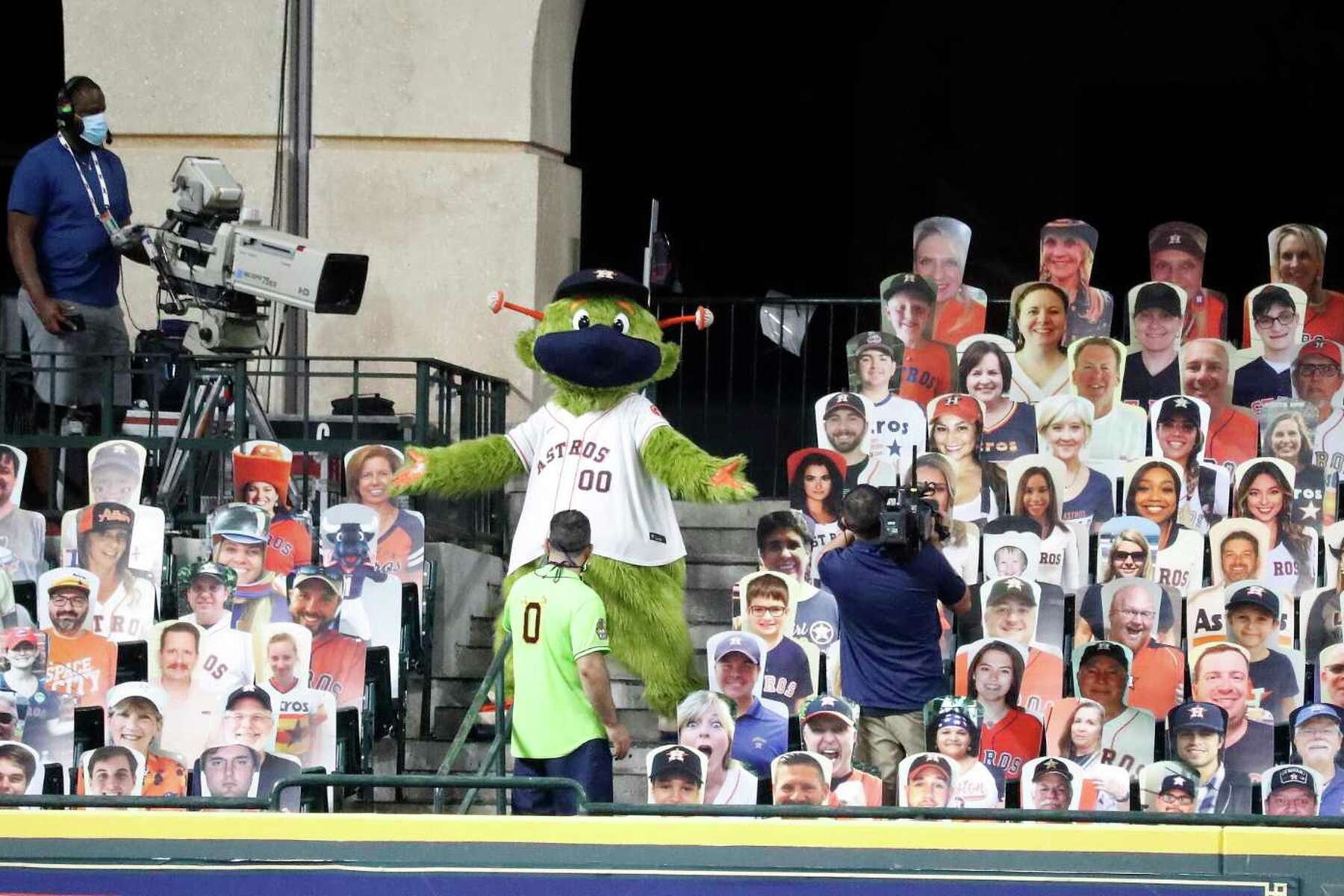 Astros on TV: A mix of volume and etiquette
