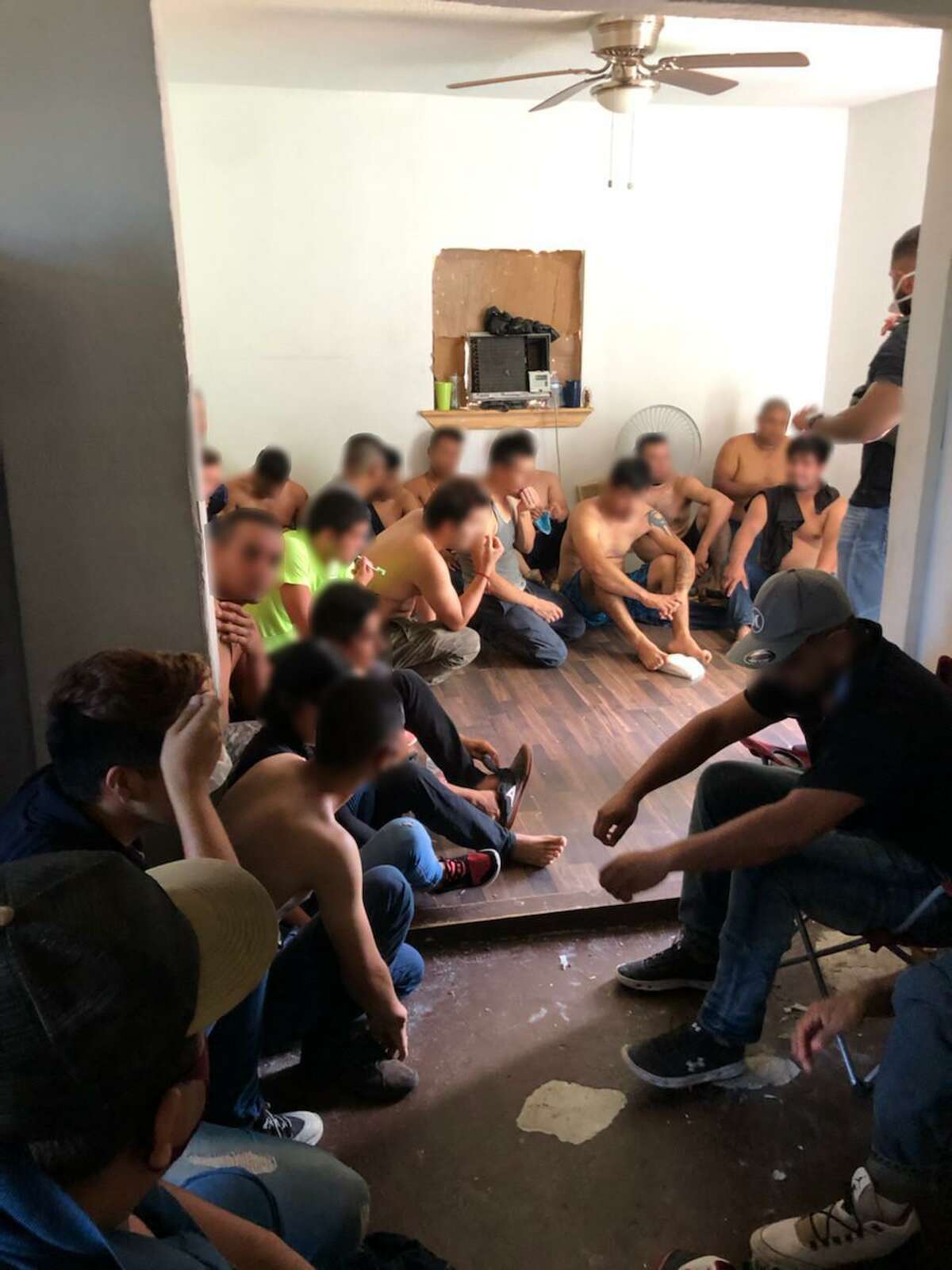 Un total de 25 inmigrantes fueron detenidos después de ser encontrados en el interior de una casa de seguridad.