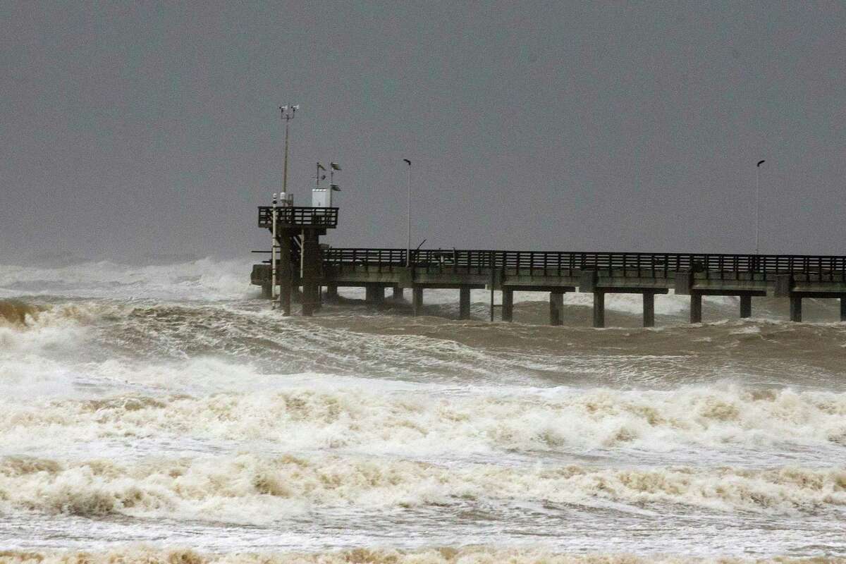 El muelle Bob Hall Pier es visto después que el Huracán Hanna tocó tierra al sur de Corpus Christi, el sábado 25 de julio de 2020.