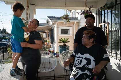 Keli'i Cecaci-Gilliam, 6 ans (à gauche), Elisa Cecaci-Gilliam, 47 ans, LaRon Gilliam, 50 ans, et sa mère, Gloria Davis, 72 ans, se tiennent devant leur domicile à Oakland. «Je suis simplement heureux d'être ici avec ma famille», a déclaré Davis.