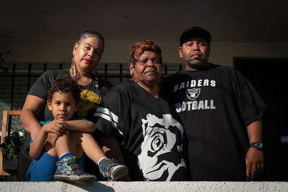 Elisa Cecaci-Gilliam, 47 ans (en haut à gauche), avec son fils, Keli'i Cecaci-Gilliam, 6 ans, sa belle-mère, Gloria Davis, 72 ans, et son mari LaRon Gilliam, 50 ans, à l'extérieur de leur domicile à Oakland.