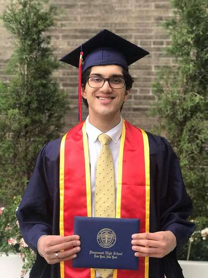 Vishwaa Sofat, 18 ans, pose pour une photo lors de sa cérémonie de remise de diplômes à New York. L'étudiant entrant de Berkeley a décidé de rester à New York au lieu de se déplacer à travers le pays une fois que l'école a décidé que les classes resteraient en ligne.