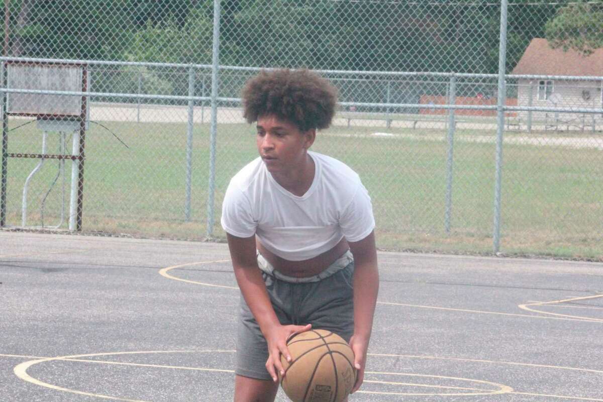 Javon Hawkins gets set to take a shot at Baldwin's Hollister Park during Saturday basketball action. (Star photo/John Raffel)