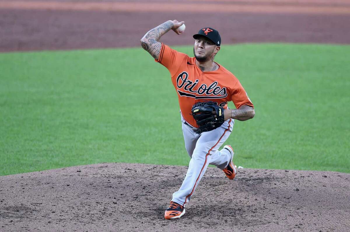 Astros acquire pitcher Hector Velázquez from Orioles