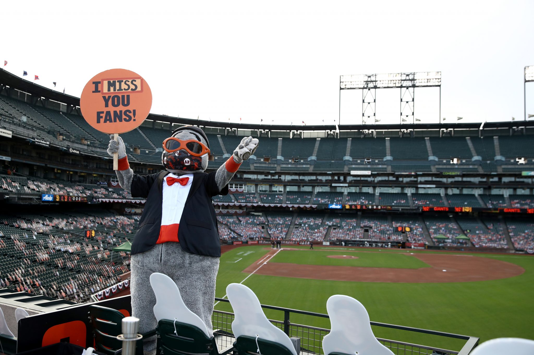 Heres What It Was Like Inside Oracle Park For Sf Giants First