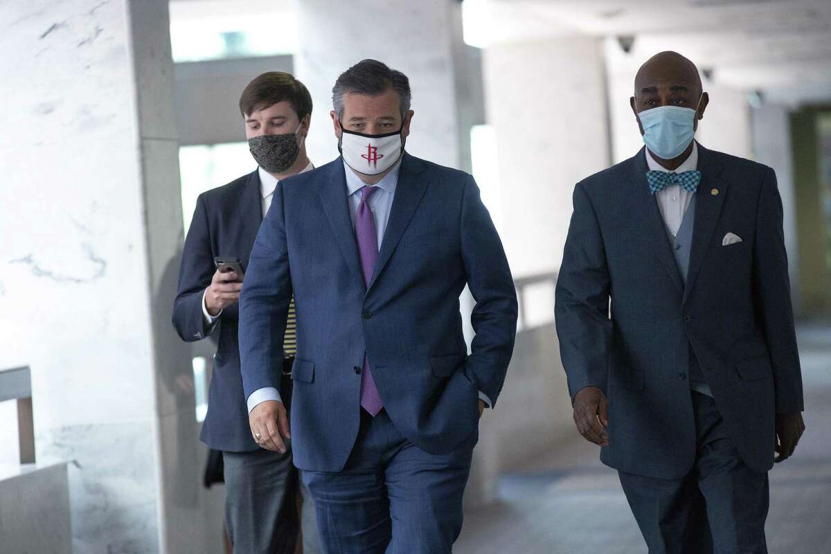 Senator Ted Cruz, a Republican from Texas, center, wears a protective mask while arriving to the Senate Republican policy luncheon on Capitol Hill in Washington, D.C., U.S., on Tuesday, July 28, 2020. Senate Majority Leader Mitch McConnell is taking the $1 trillion GOP virus relief package into negotiations with Democrats weighted down by a divided party and friction with the White House. Photographer: Stefani Reynolds/Bloomberg