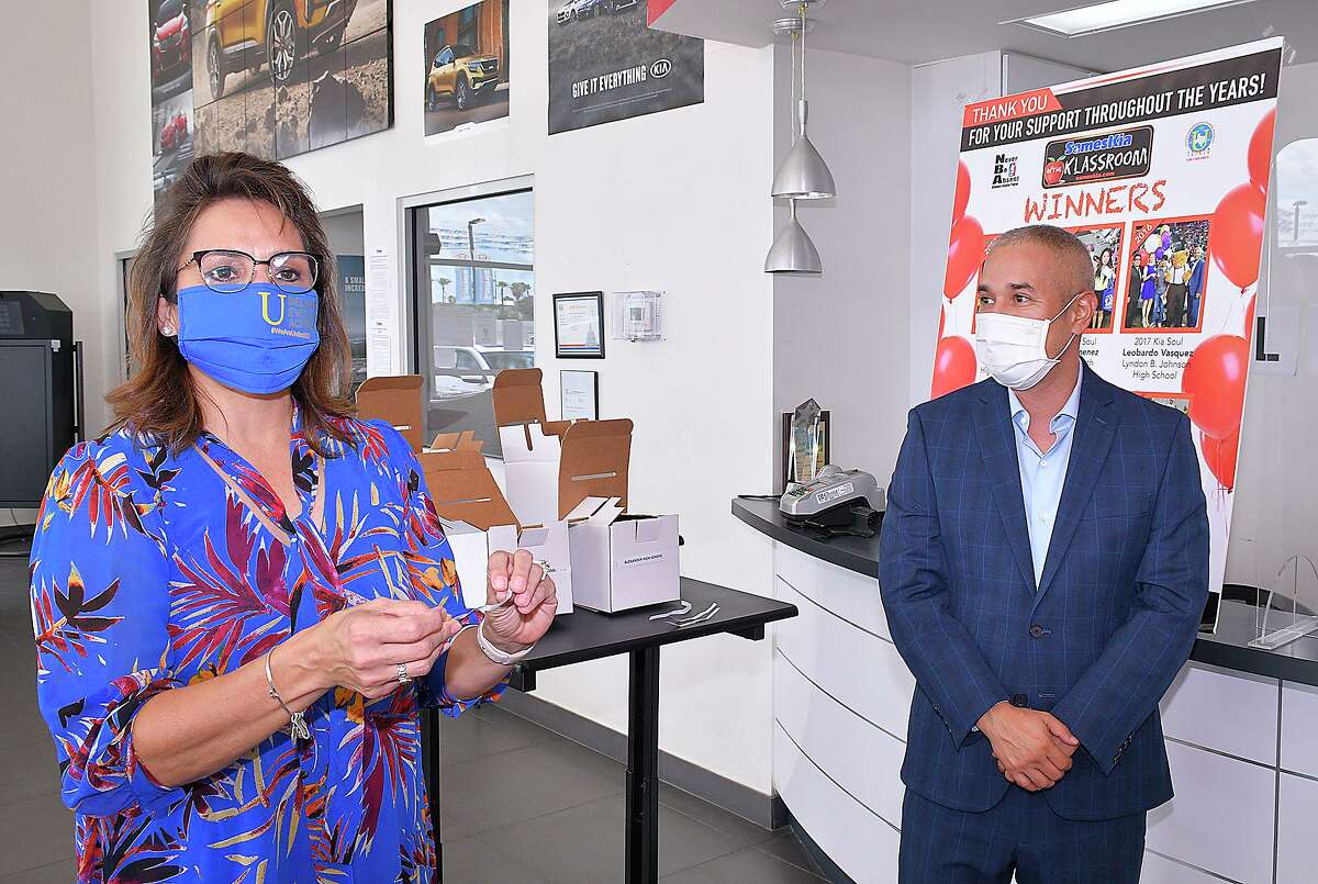 Thomas Piña, Gerente General de Sames Auto Group, y Gloria S. Rendón, Superintendente Asistente de United ISD sostuvieron una rifa de becas por asistencia perfecta en la sala de exhibición de Sames Kia, el miércoles 29 de julio de 2020.