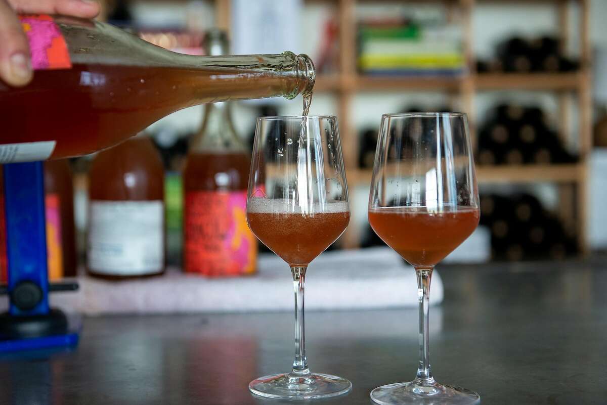 2020年7月24日，纯度葡萄酒公司的酿酒师诺埃尔·迪亚兹在加州里士满的品酒室里倒酒瓶。