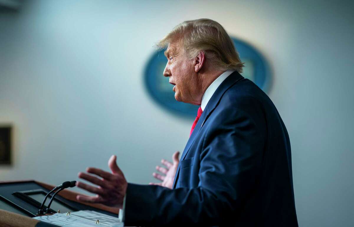 El Presidente Donald Trump durante una conferencia de prensa en la Casa Blanca el 28 de julio de 2020. El presidente sugirió que las votaciones de noviembre tres podrían ser postergadas.