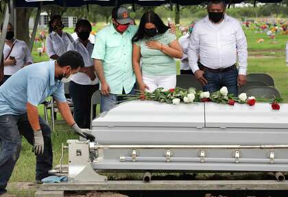 Ninfa Baradas pleure la perte de sa mère, Ninfa Romero, 66 ans, décédée du COVID-19. Elle a élevé ses enfants à Reynosa, au Mexique. «C'était une mère tellement dévouée. Elle s'est toujours battue pour nous », a déclaré Baradas. Ils portaient de la menthe et du blanc à la cérémonie - les couleurs préférées de Romero.