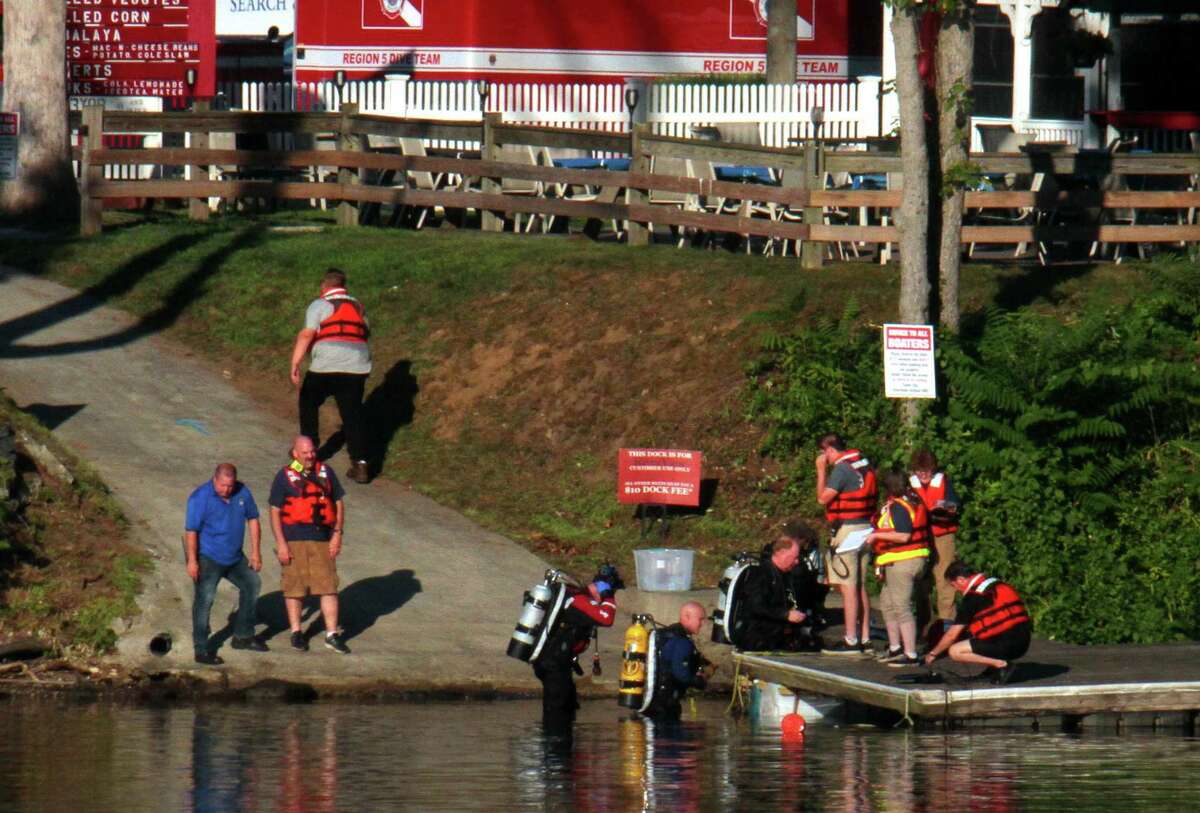 2 dead after vehicle crashes into Housatonic River in Seymour