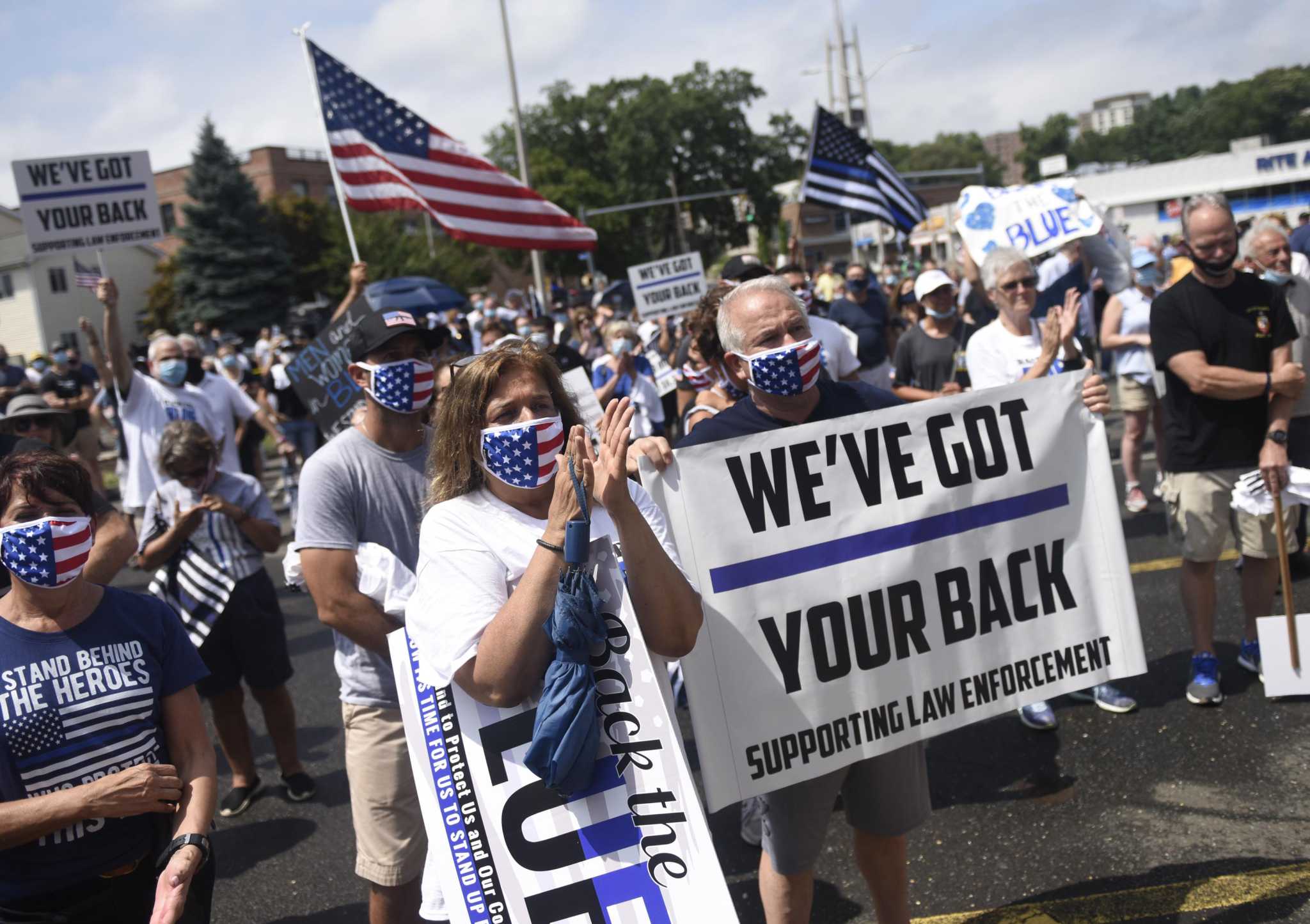 Hundreds in Stamford rally to support police