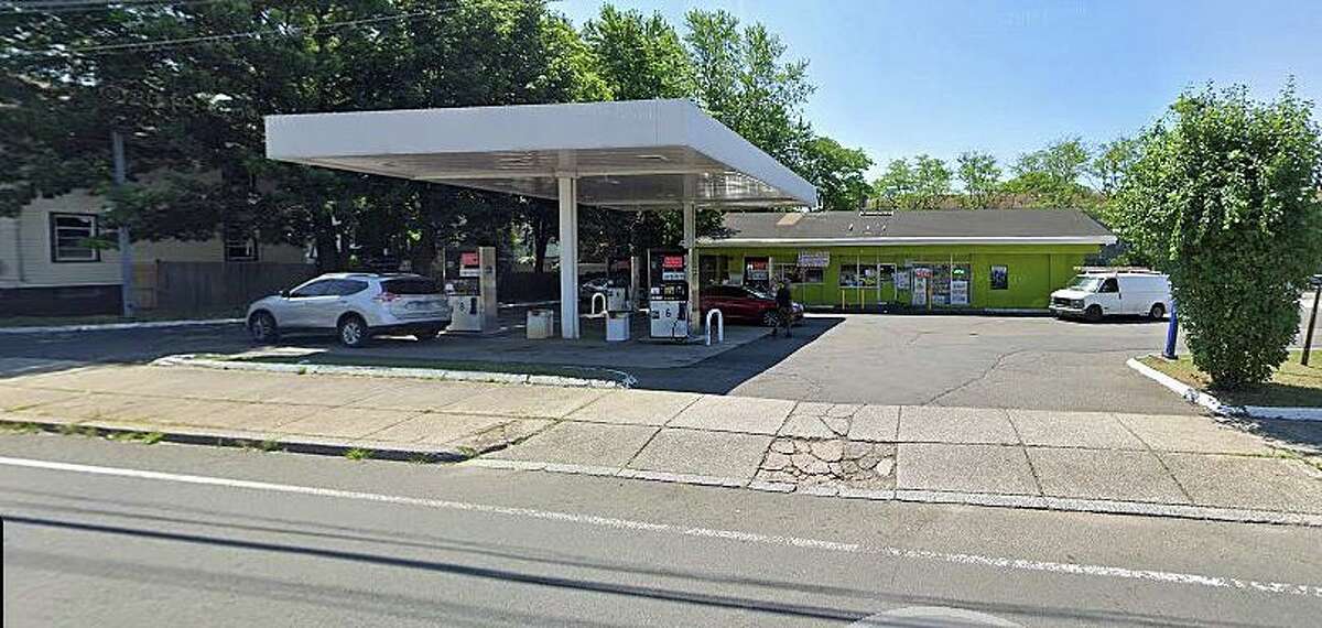 Hamden police look for suspect in armed robbery