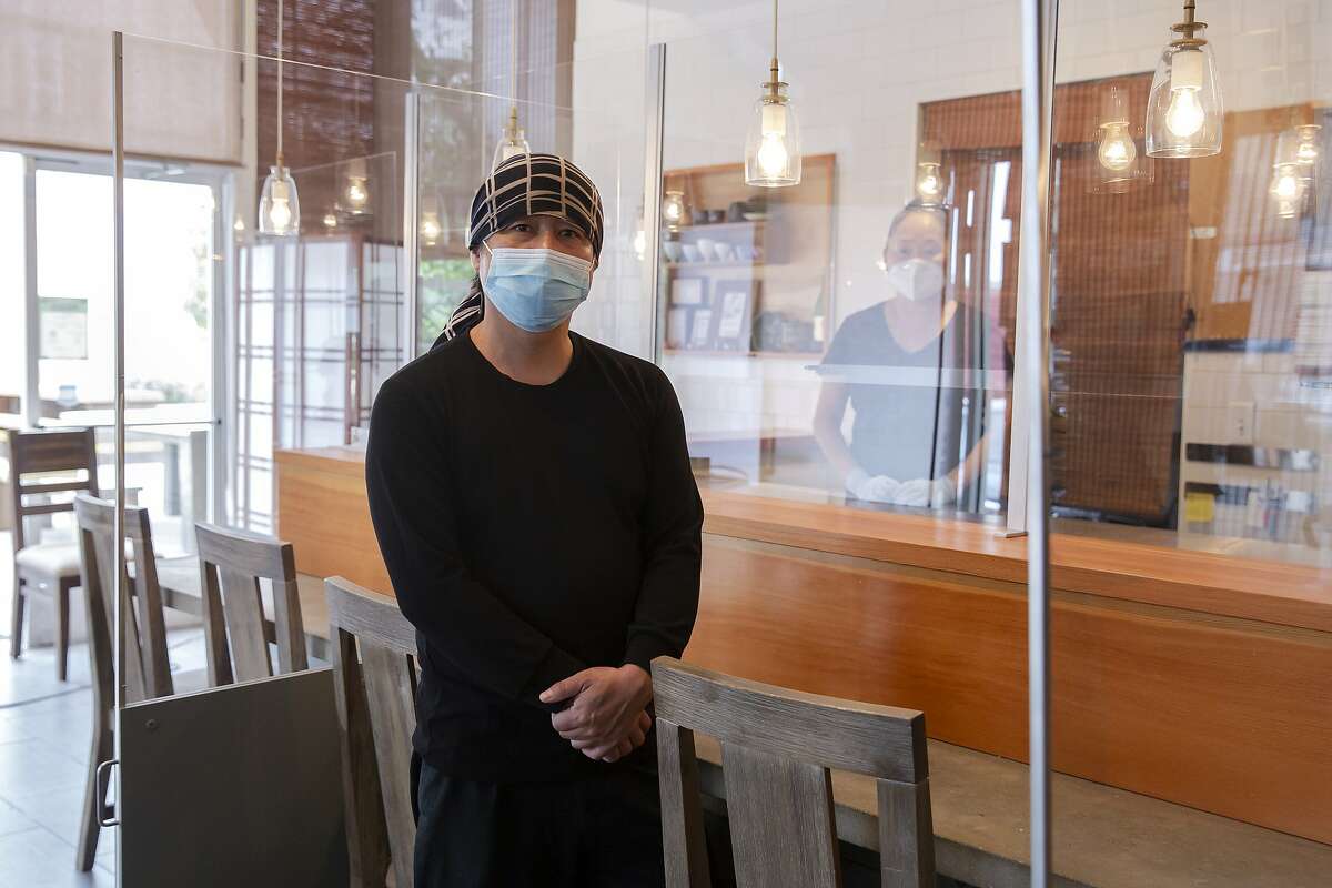 2020年8月5日星期三，在加利福尼亚州奥克兰的Delage餐厅，Delage餐厅的老板Chikara Ono和他的主厨安藤美纪子一起站在那里拍照。Delage是少数几家在寿司店周围安装有机玻璃屏障的omakase餐厅之一，希望能在未来几个月重新开业。