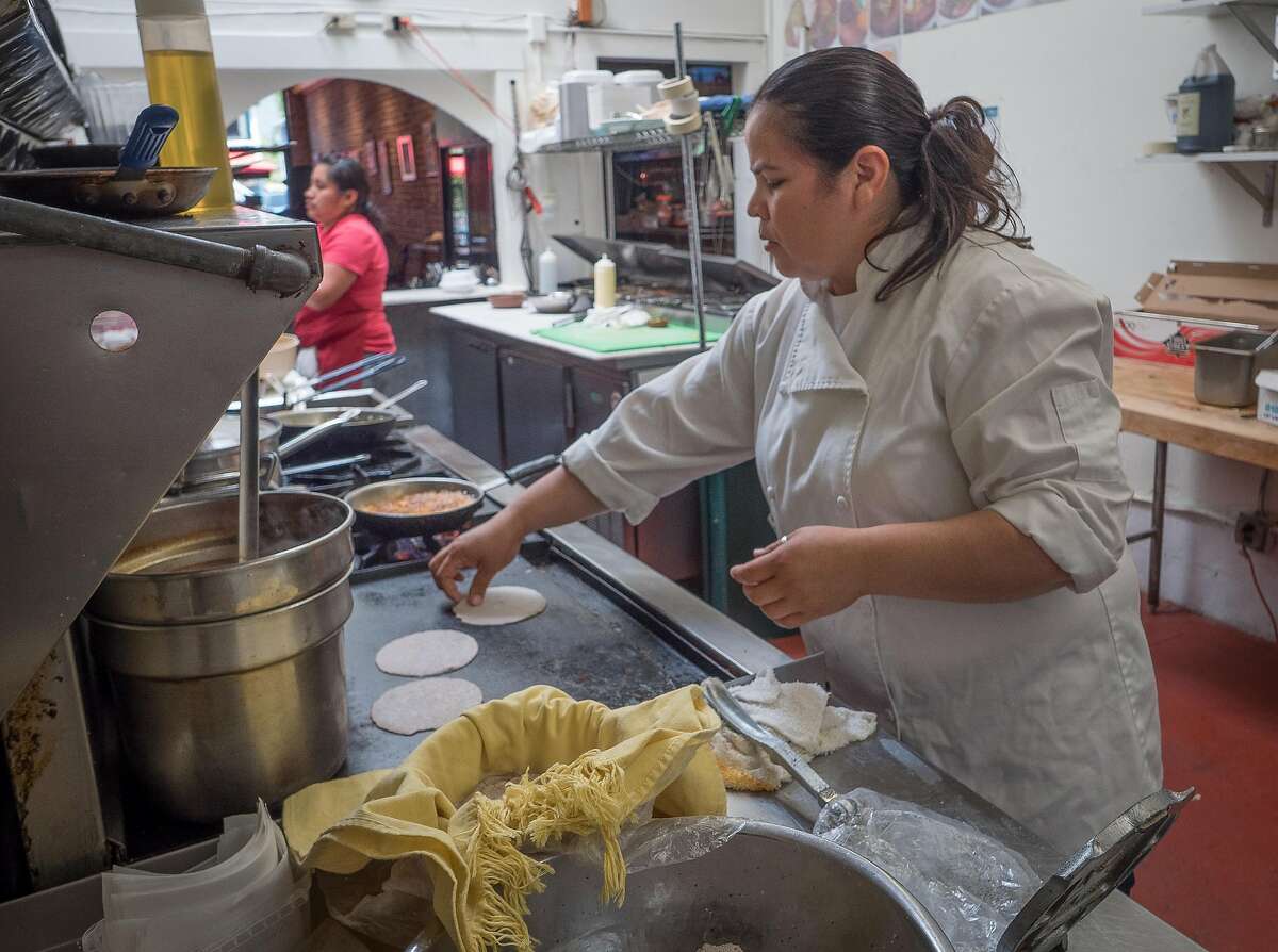 2014年7月30日，周三，加州伯克利，厨师兼老板Dilsa Lugo在Los Cilantros制作玉米饼。