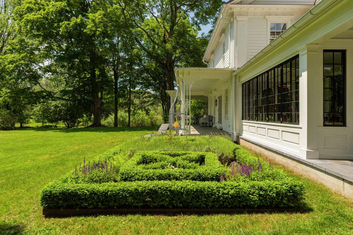 On the Market Greek Revival in Fairfield boasts historical details