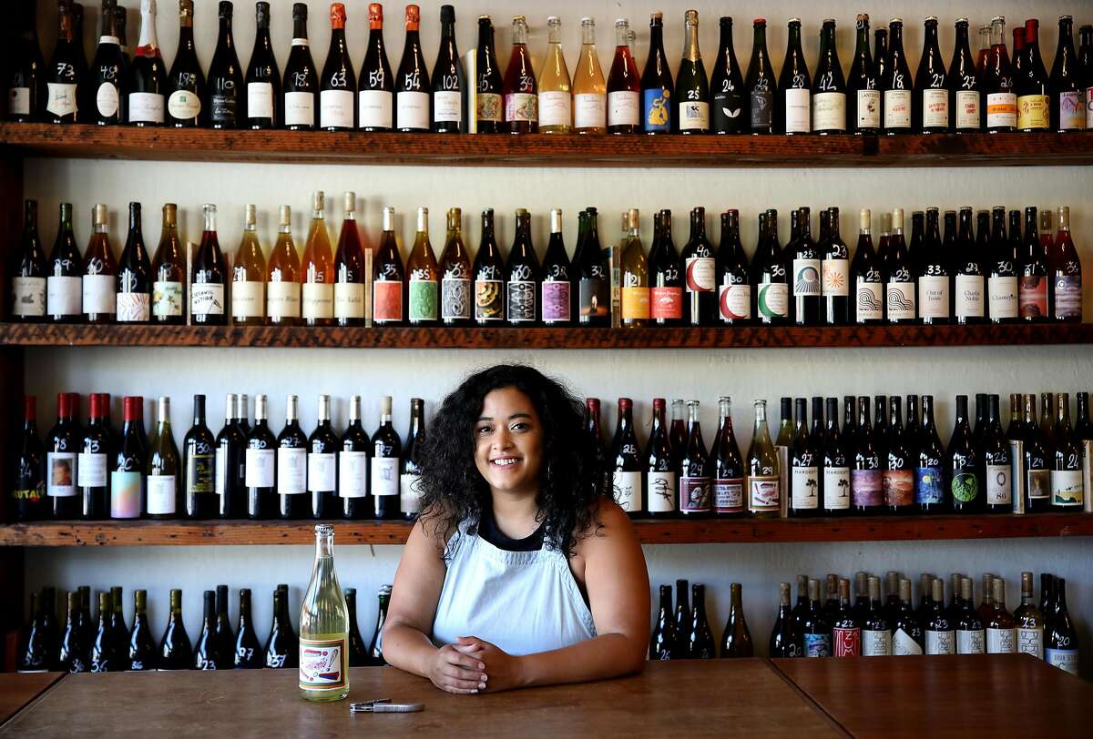 Jirka Jireh,经理和侍酒师,构成一幅肖像在惯常的葡萄酒商店和酒吧,位于大大街3354号,星期五,2020年7月10日在奥克兰,加利福尼亚州Jireh已经开始组织虚拟酒全国BIPOC类;类是免费为所有学生,老师捐赠的时间和葡萄酒公司捐赠所有的葡萄酒。