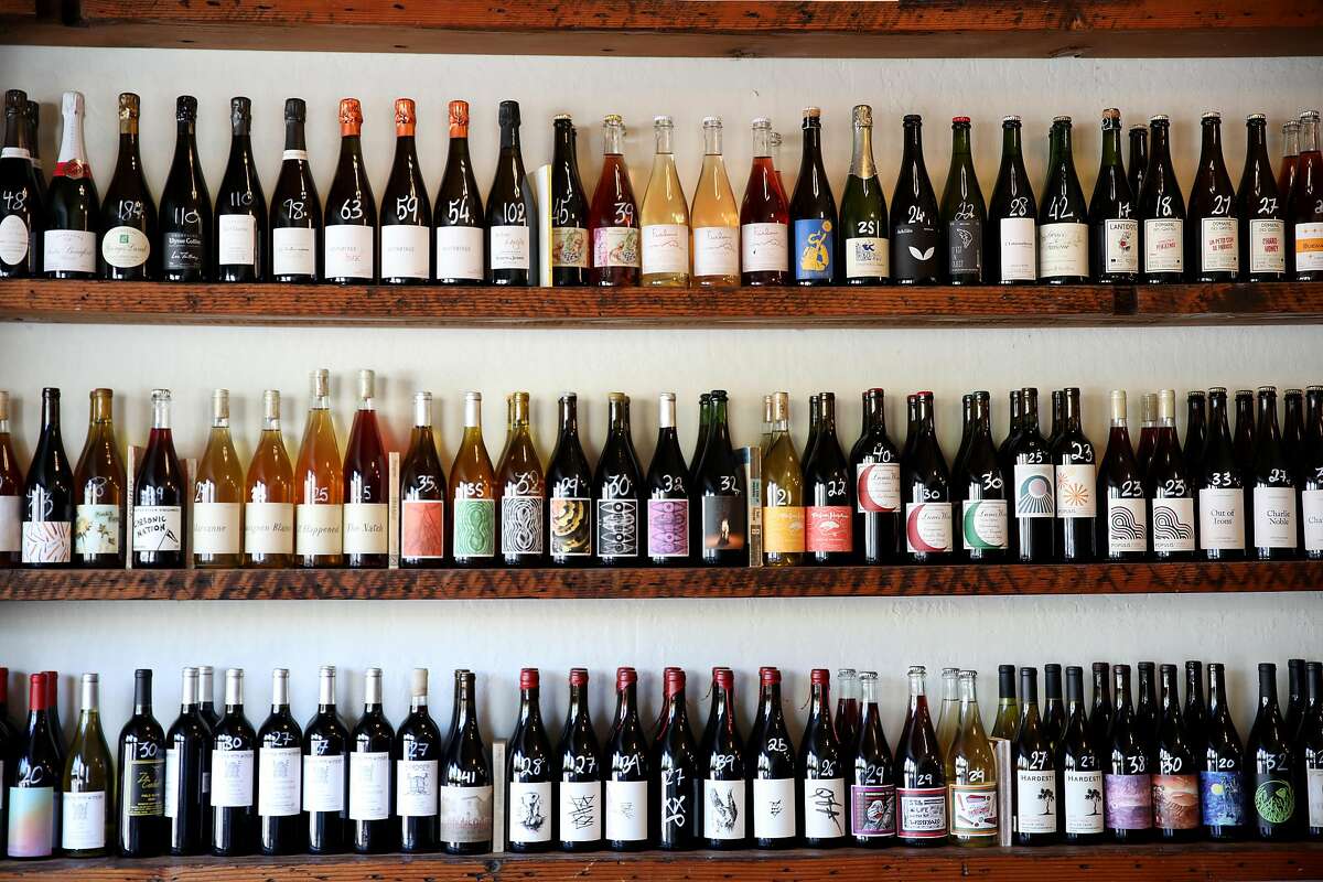 各种葡萄酒坐在货架上普通的酒楼和酒吧,位于大大街3354号,星期五,2020年7月10日在奥克兰,加利福尼亚州Jirka Jireh,经理和普通的酒楼和酒吧的侍酒师,已经开始组织虚拟酒全国BIPOC类;类是免费为所有学生,老师捐赠的时间和葡萄酒公司捐赠所有的葡萄酒。