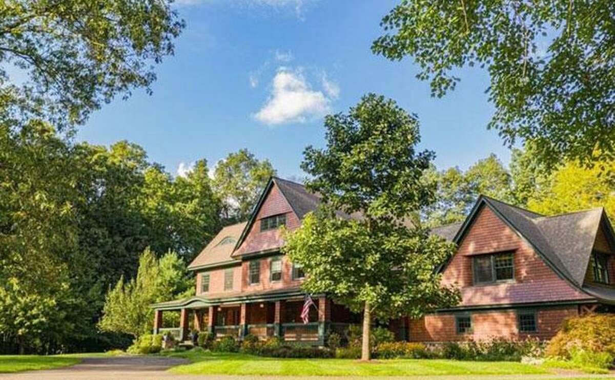 20 Ground Pine Road: Christopher and Laura Hemschot to George and Heidi Tsapelas, $1,349,000.