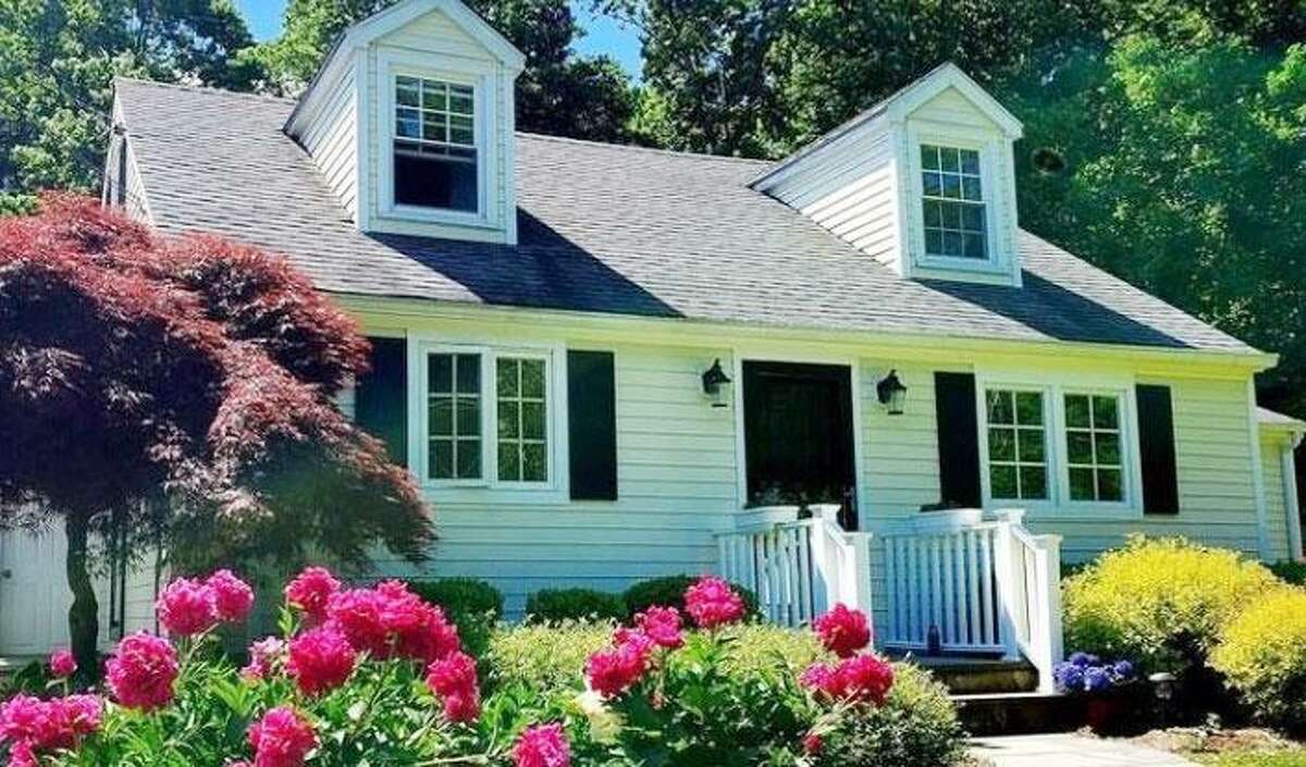 5 Ridgewood Road: Andrew and Sherry McCullough to John and Alyssa Wamser, $620,000.