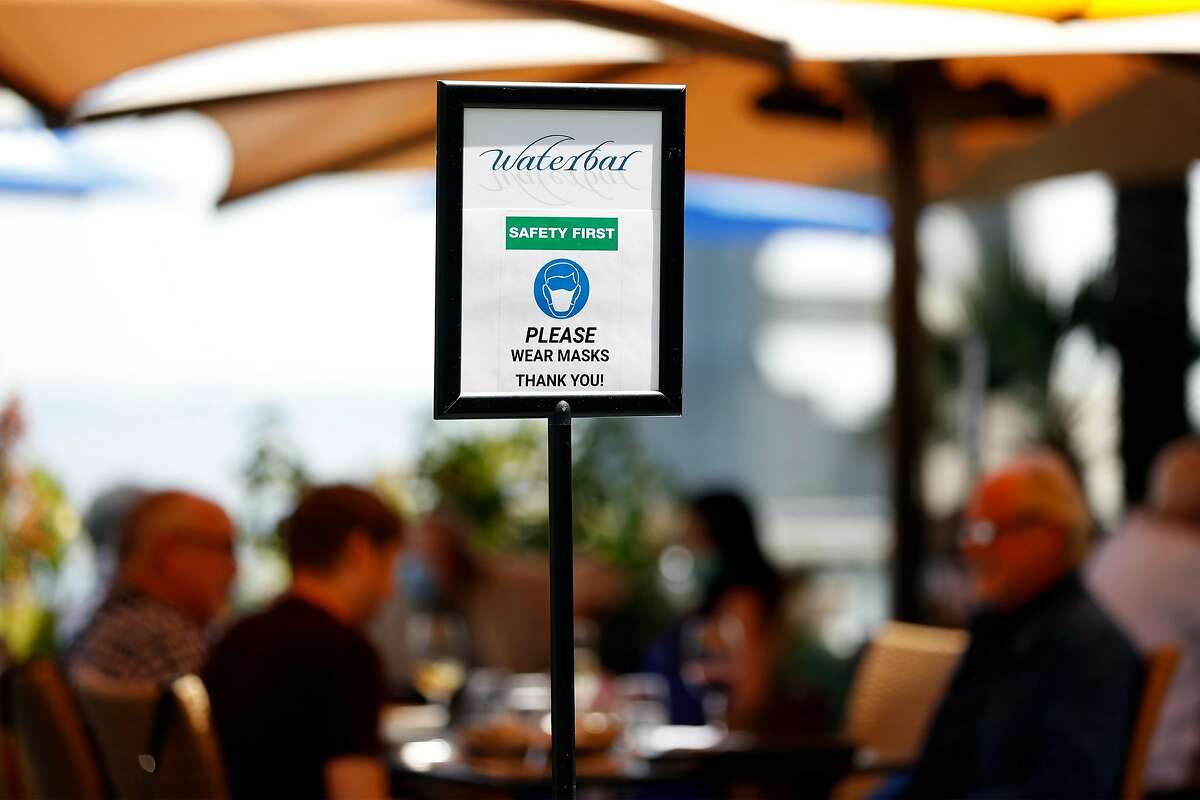 Sign requesting mask wearing at Waterbar in San Francisco, Calif., on Thursday, August 13, 2020. San Francisco's power lunch scene has become relaxed during pandemic.