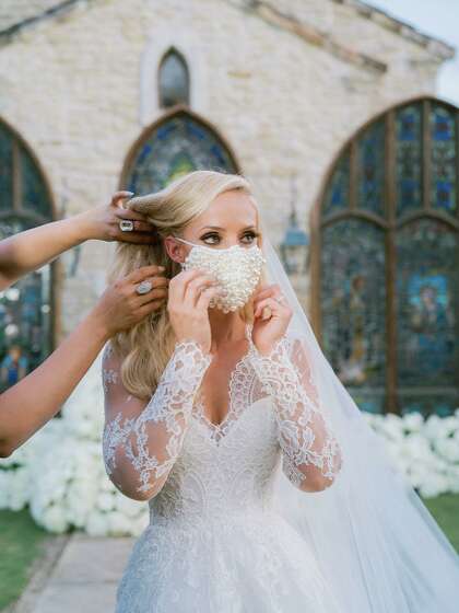 Dr Elizabeth McIngvale met son masque de mariage, un nouvel accessoire de mariée.