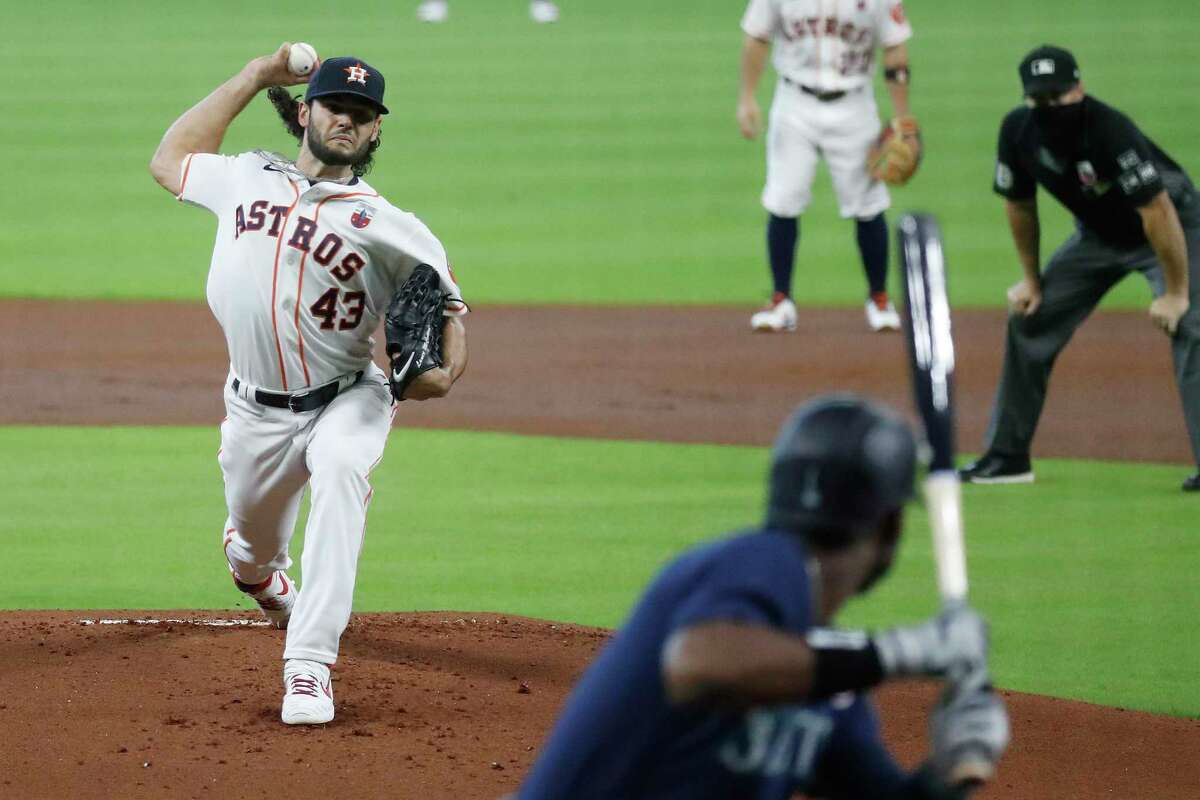 El abridor de los Astros de Houston Lance McCullers Jr. (43) lanza a los Marineros de Seattle Kyle Lewis (1) durante la primera entrada de un juego de béisbol de la MLB en el Minute Maid Park, el domingo 16 de agosto de 2020 en Houston.