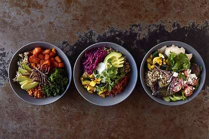 Trois bols protéinés de la cuisine pop-up Booster Foods Nutrition Kitchen de Trevor Logan. Des bols similaires apparaîtront probablement sur le menu de Logan à House of Better, un nouveau restaurant à venir au Dr. Wilkinson’s Backyard Resort & amp; Mineral Springs à Calistoga.