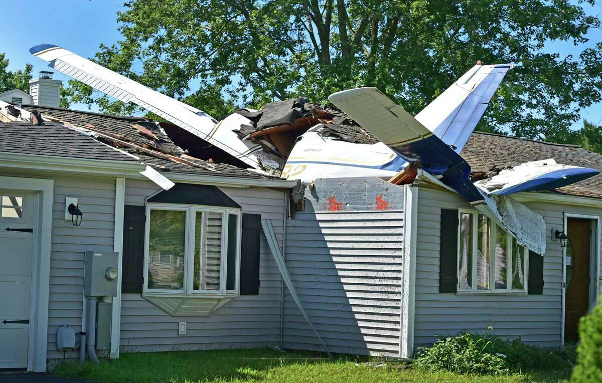 'Miracle' Homeowner, pilot & passenger survive after plane crashes