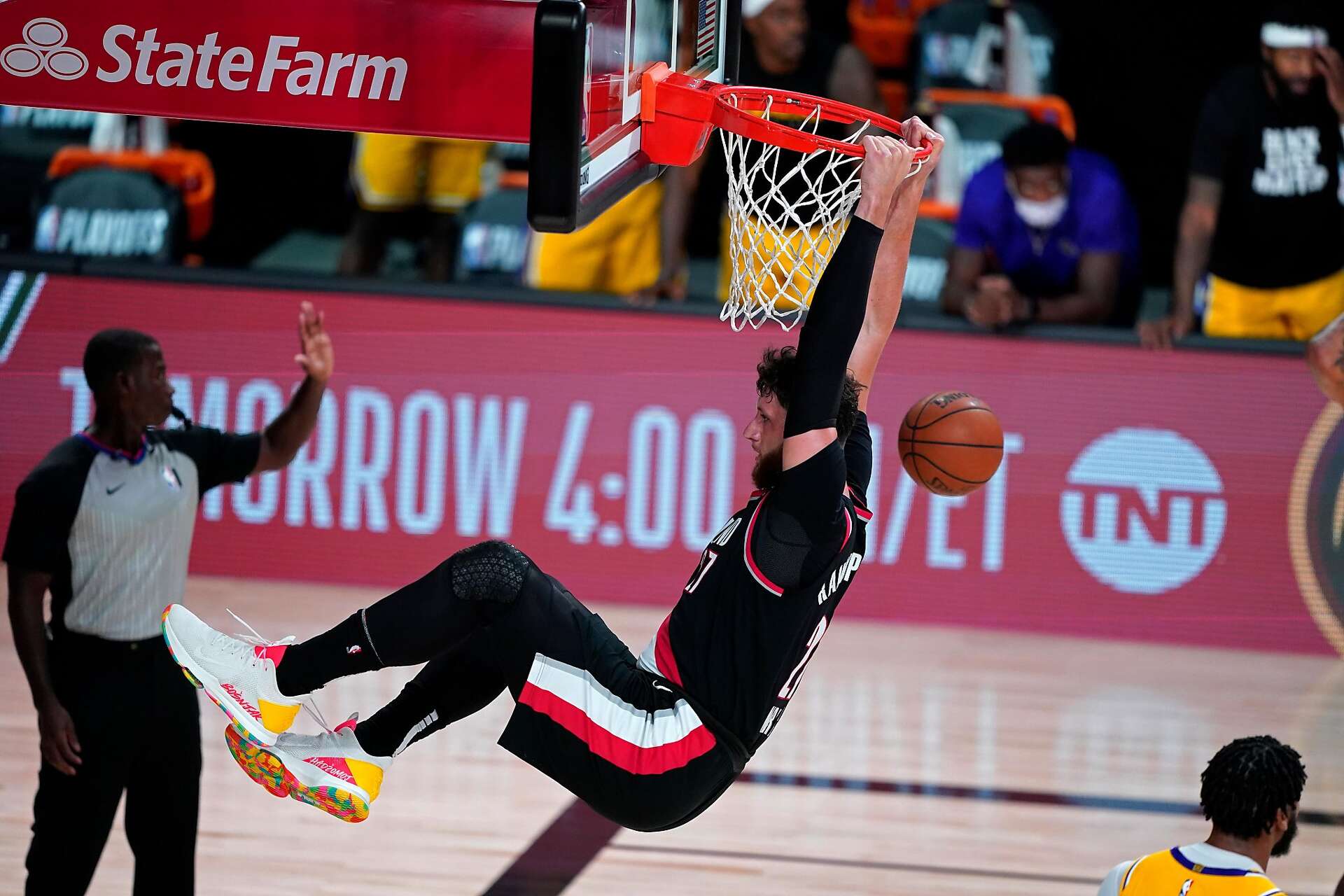 Damian Lillard scores 34 and Blazers beat Lakers in Game 1, image size:1920x1280