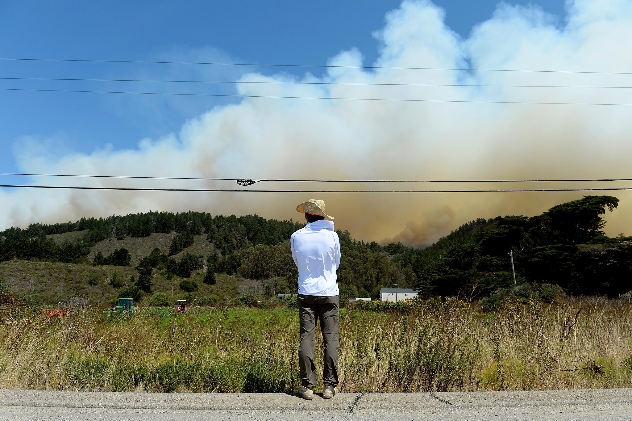 Thousands evacuate as fires rage in Santa Cruz San Mateo counties