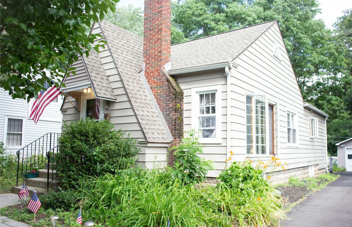 The house for sale at 1142 Hedgewood Lane, Niskayuna has three bedroom and two bathrooms. Contact listing agent Abigal Sisson of Sterling Homes at 518-894-8729. https://realestate.timesunion.com/listings/1142-Hedgewood-La-Niskayuna-NY-12309-4603-MLS-202025587/43657590