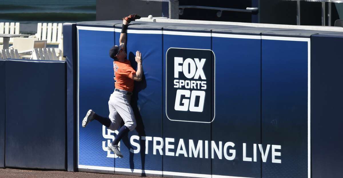 Gotta See It: A's Reddick under attack by seagulls