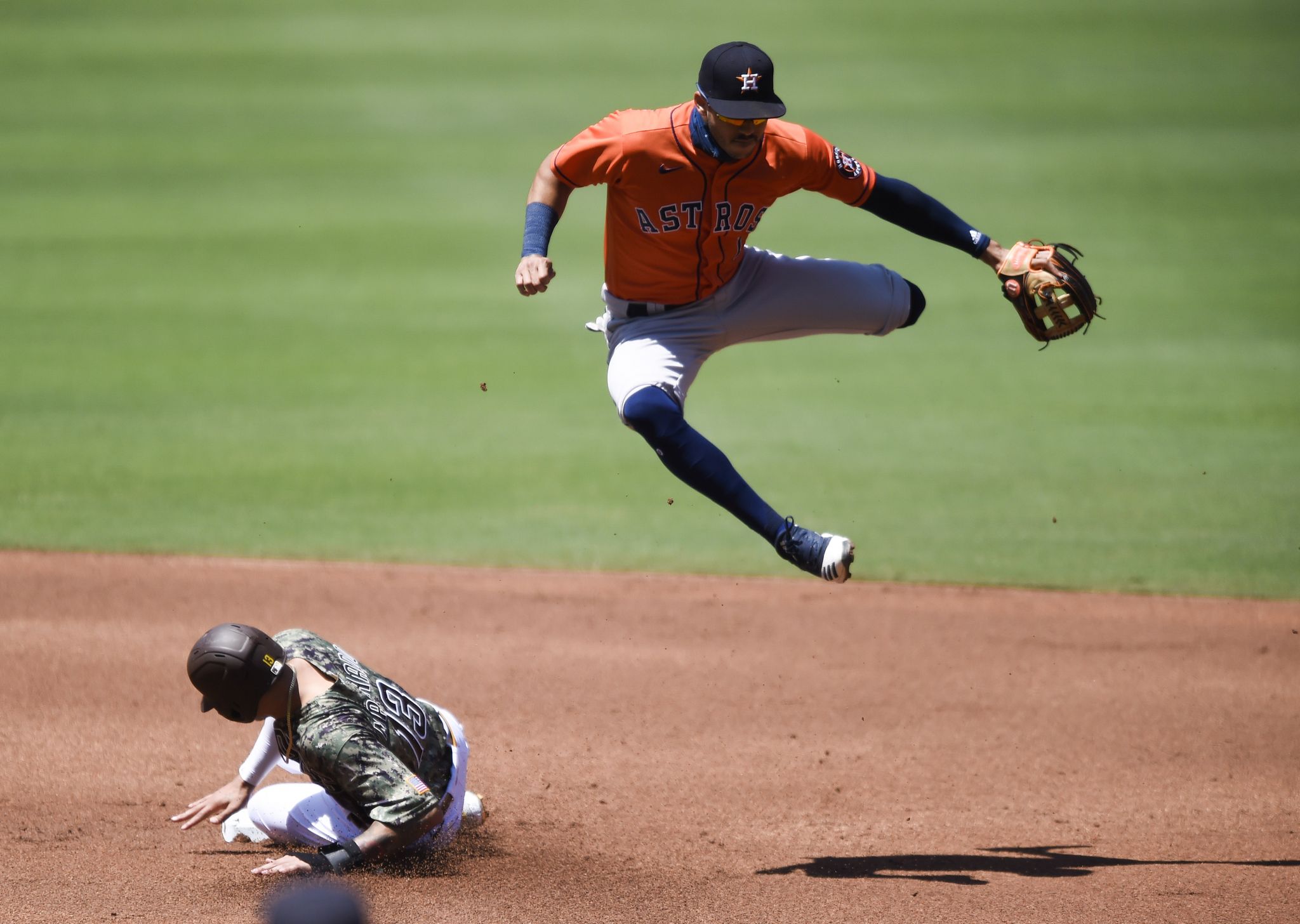 Tatis' stellar catch, Machado HR lift Padres over Astros 5-3