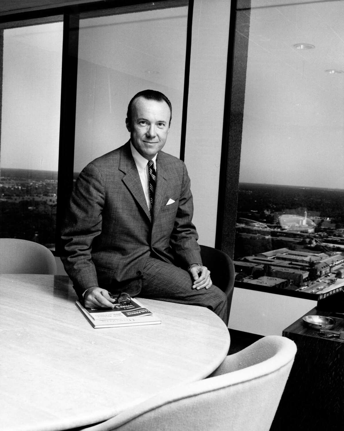 Gerald D. Hines, developer who shaped Houston’s skyline, dies at 95
