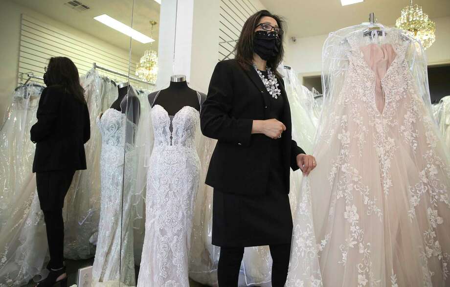 Teresa Ashmore, propriétaire de Brides by Elizabeth, une boutique de mariage familiale, explique comment elle et son entreprise ont résisté à la pandémie malgré les restrictions sur les rassemblements. Photo: Kin Man Hui / Photographe du personnel / ** CRÉDIT OBLIGATOIRE POUR LE PHOTOGRAPHE ET SAN ANTONIO EXPRESS-NEWS / PAS DE VENTES / MAGS OUT / TV OUT