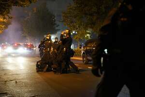 周六晚上，奥克兰抗议者和警察之间爆发更多冲突，警察受伤，6人被捕