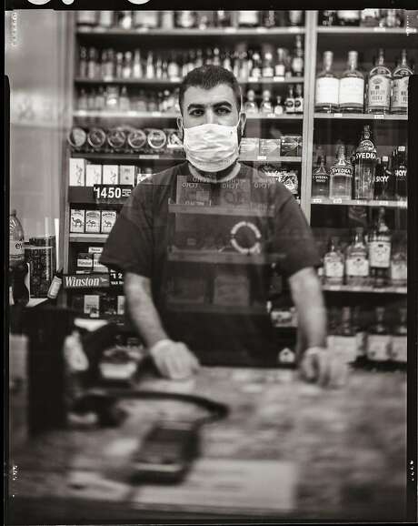 Rafik Hamdallah 35。雷诺酒品商店的收银员。2020年5月9日(星期六)。Dogpatch区，旧金山，加利福尼亚州。图片:Gabrielle Lurie / The Chronicle