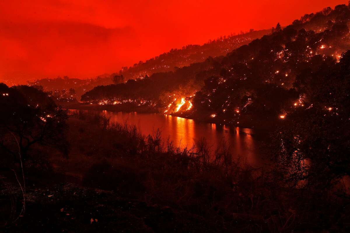2020年8月18日，星期二，加利福尼亚州贝里萨湖贝里萨诺克斯维尔路沿线的山坡。该地区遭到了LNU闪电综合火灾的破坏。