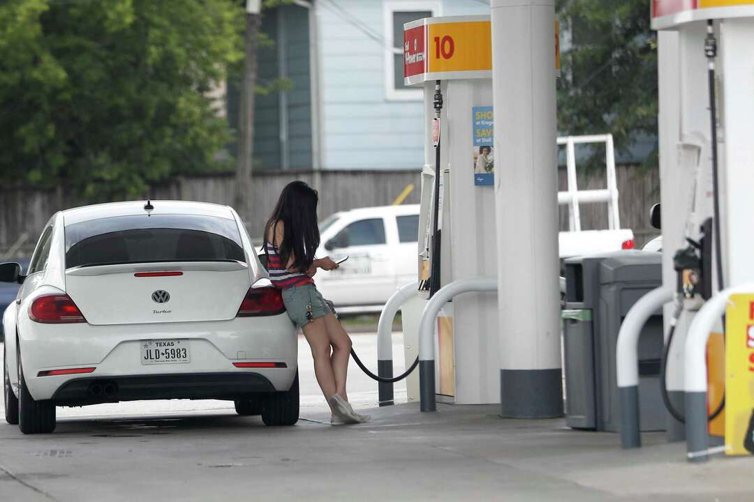 Gas prices in Houston and across nation drop for the third consecutive
