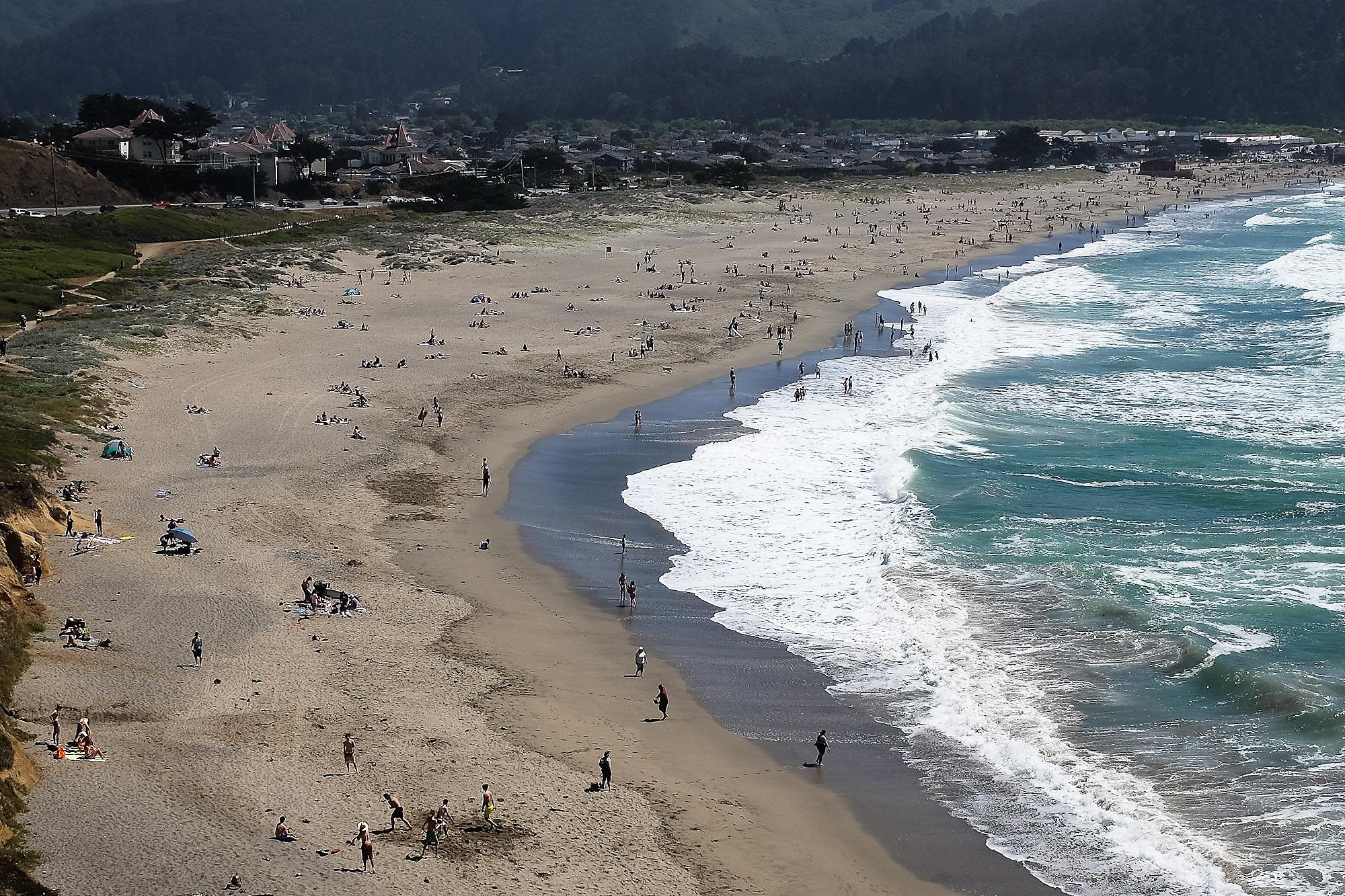 2 rescued on beach south of San Francisco, 1 dies at scene