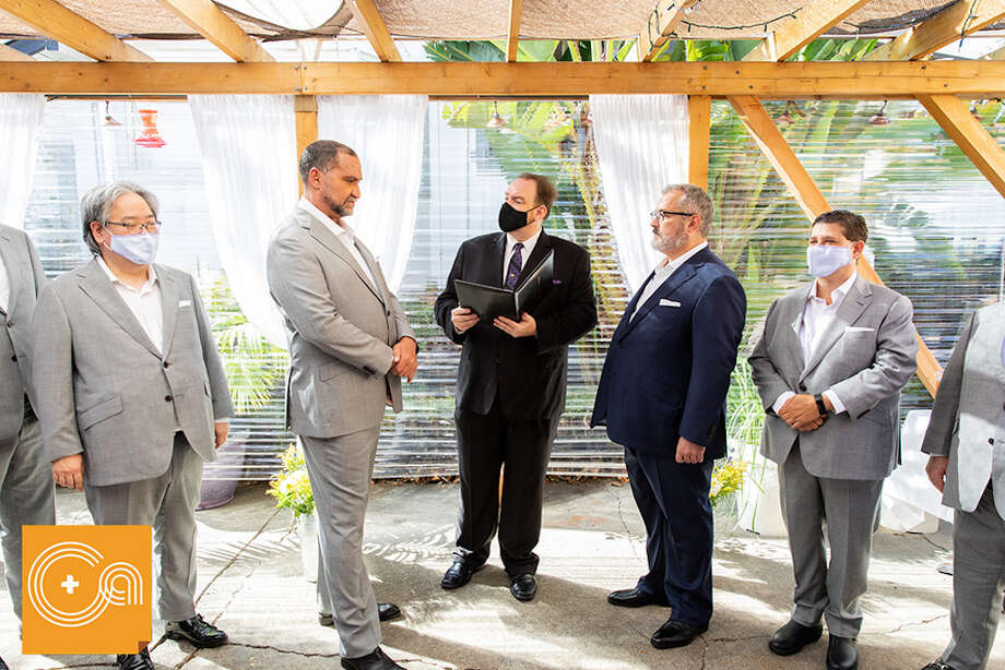 David et Davlin se sont mariés en août au Leland Tea Garden de Burlingame, en Californie. Leur mariage a été retransmis en direct pour les invités à travers le pays. Photo: Shelley Anderson, Cage et Aquarium