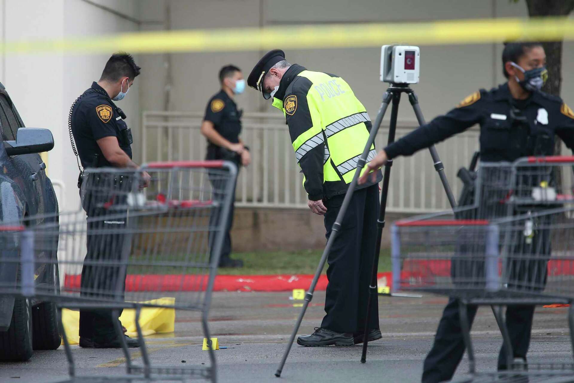 Suspected H-E-B shoplifter shot and killed after allegedly stabbing officer