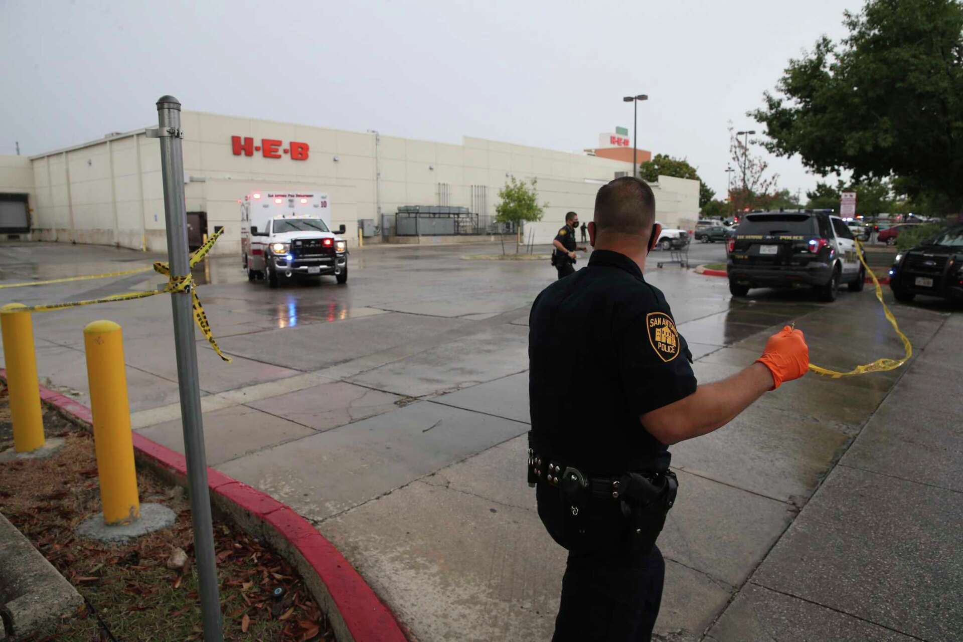 Suspected H-E-B shoplifter shot and killed after allegedly stabbing officer