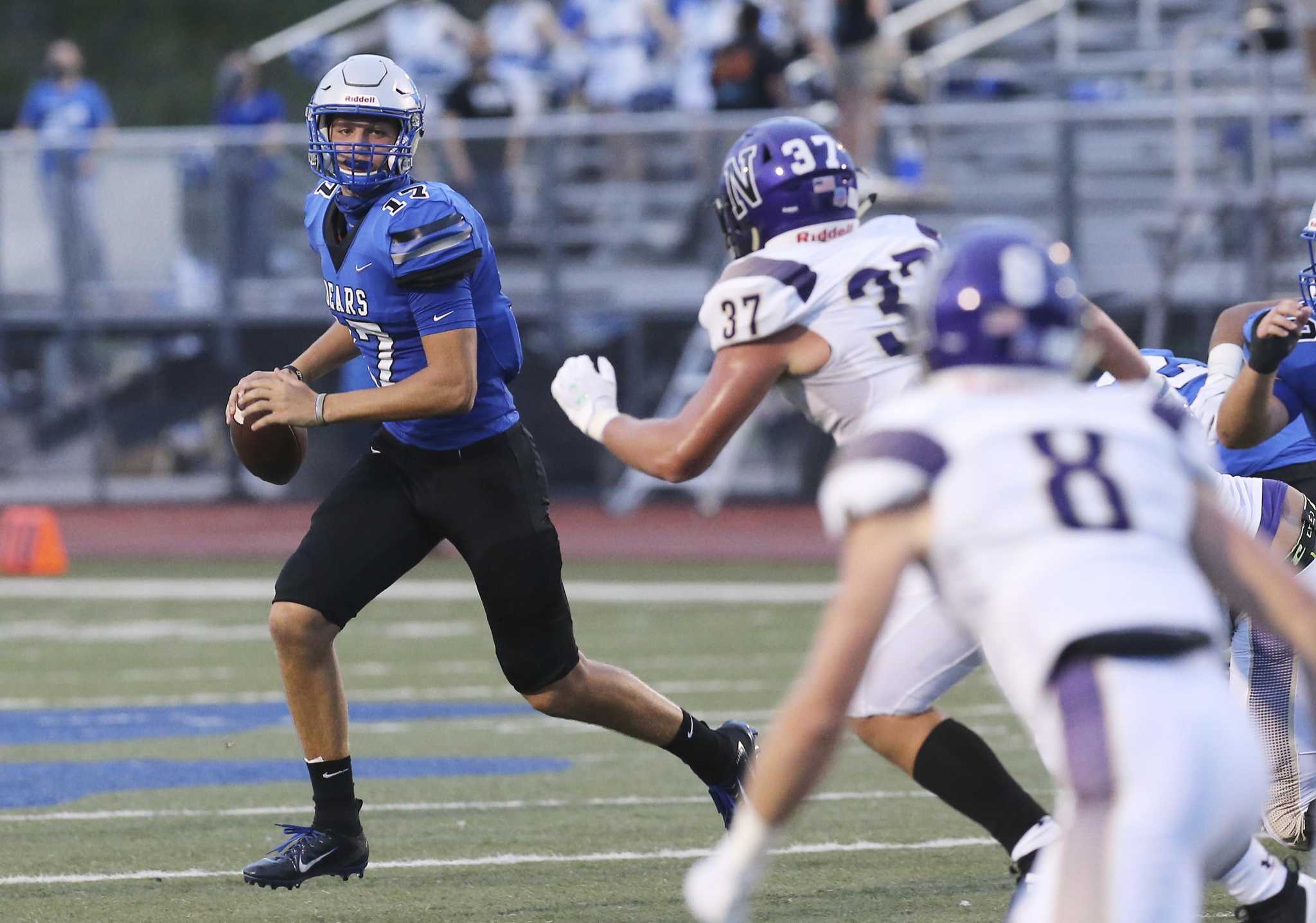 La Vernia QB Gage Lowry grows into position