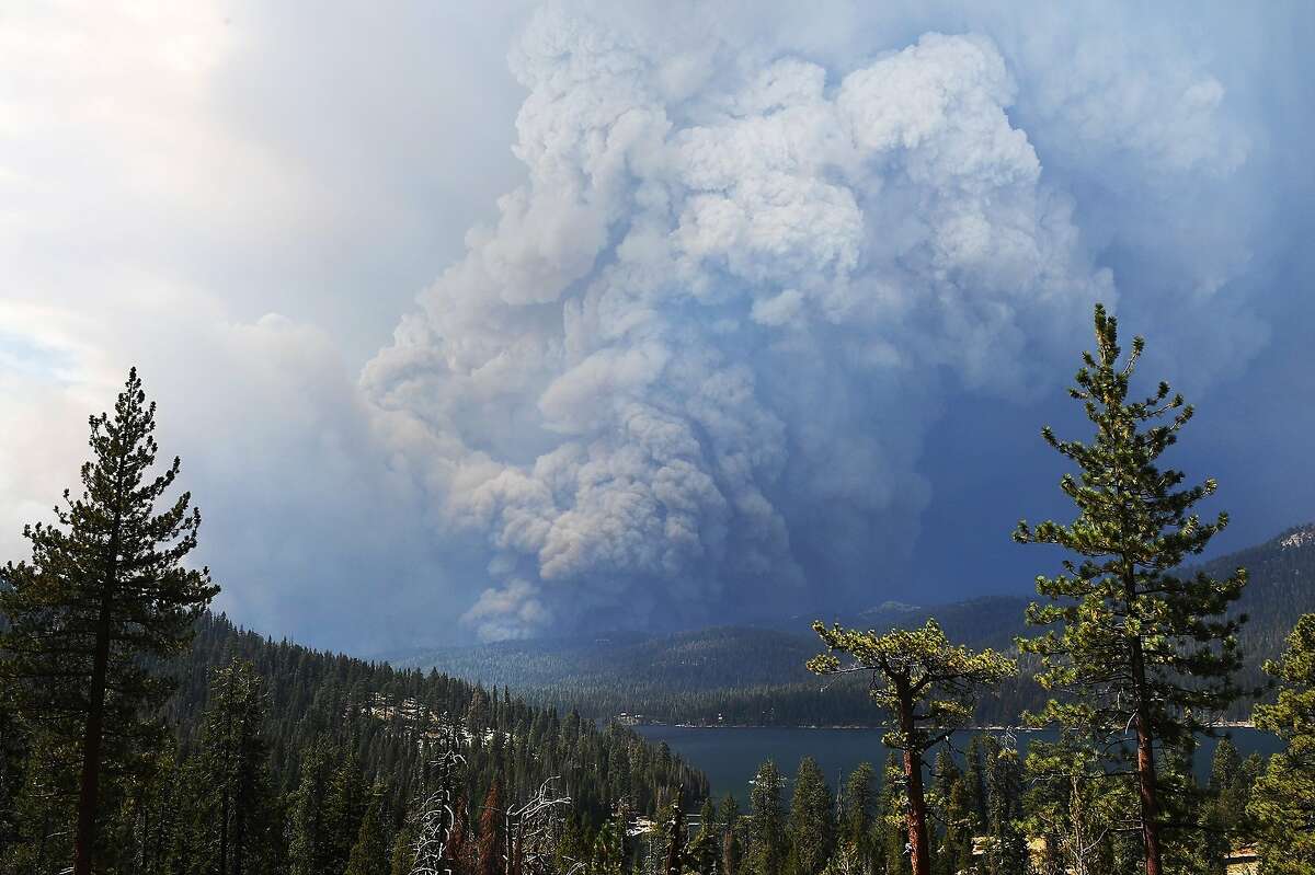 2020年9月5日，星期六，加州沙弗湖附近的山上发生野火，浓烟升入天空。Sierra国家森林的火灾引发了疏散命令，当局敦促寻求缓解劳动节周末热浪的人们远离这个受欢迎的湖泊。(埃里克·保罗·萨莫拉/美联社弗雷斯诺蜜蜂)