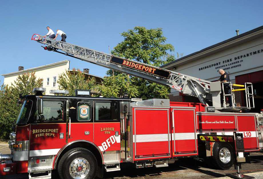 Census worker reports house fire in Bridgeport