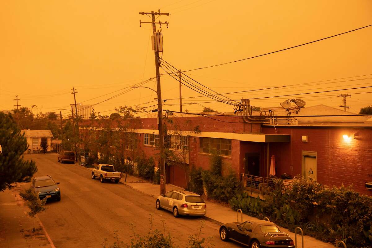Qielli shkëlqen me një ngjyrë të verdhë-portokalli për shkak të zjarreve të shumta që digjen nëpër Kaliforni dhe Oregon ndërsa dielli lind mbi San Francisko.