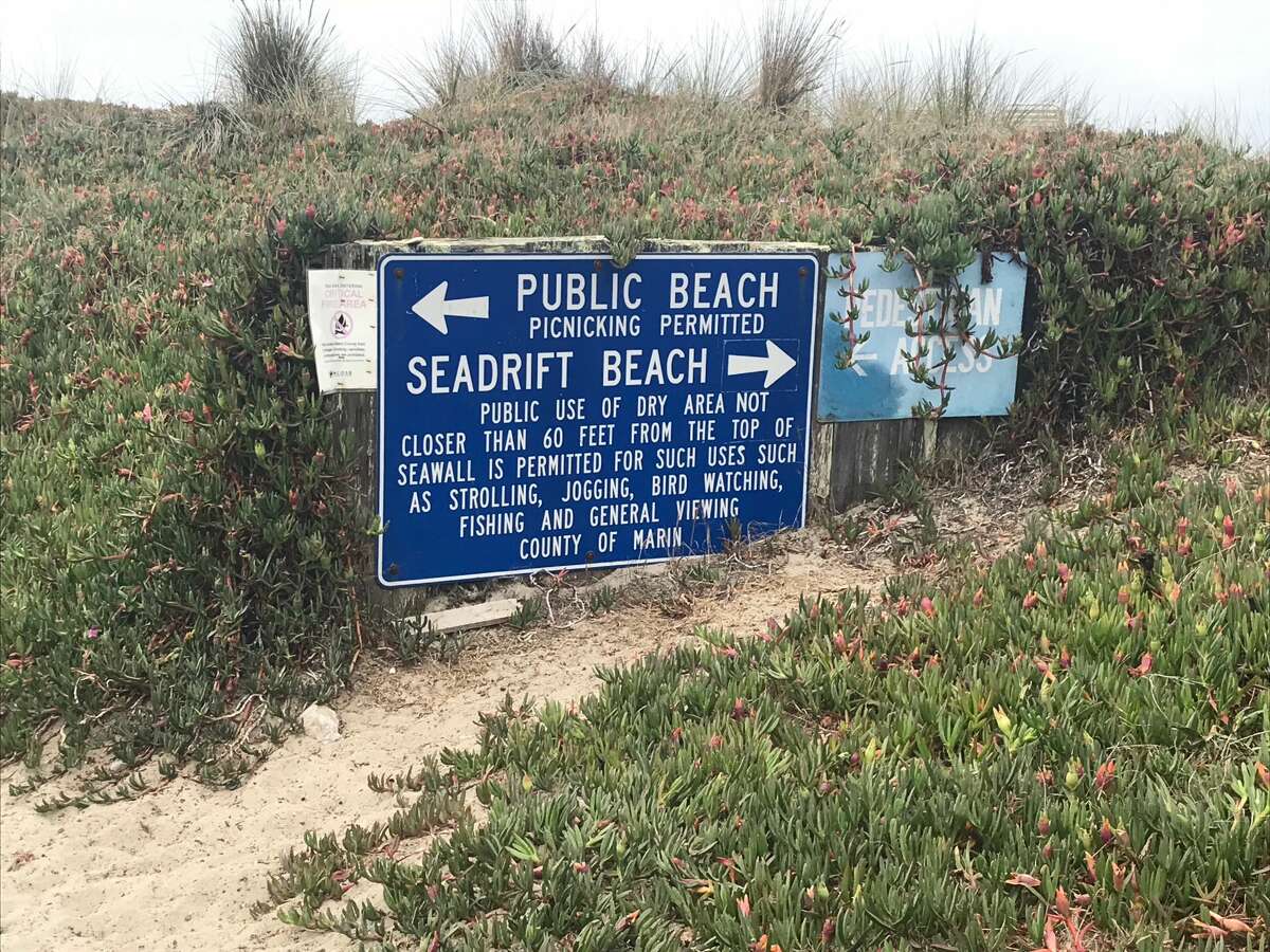 The signs at the border of Seadrift Beach and Stinson Beach.